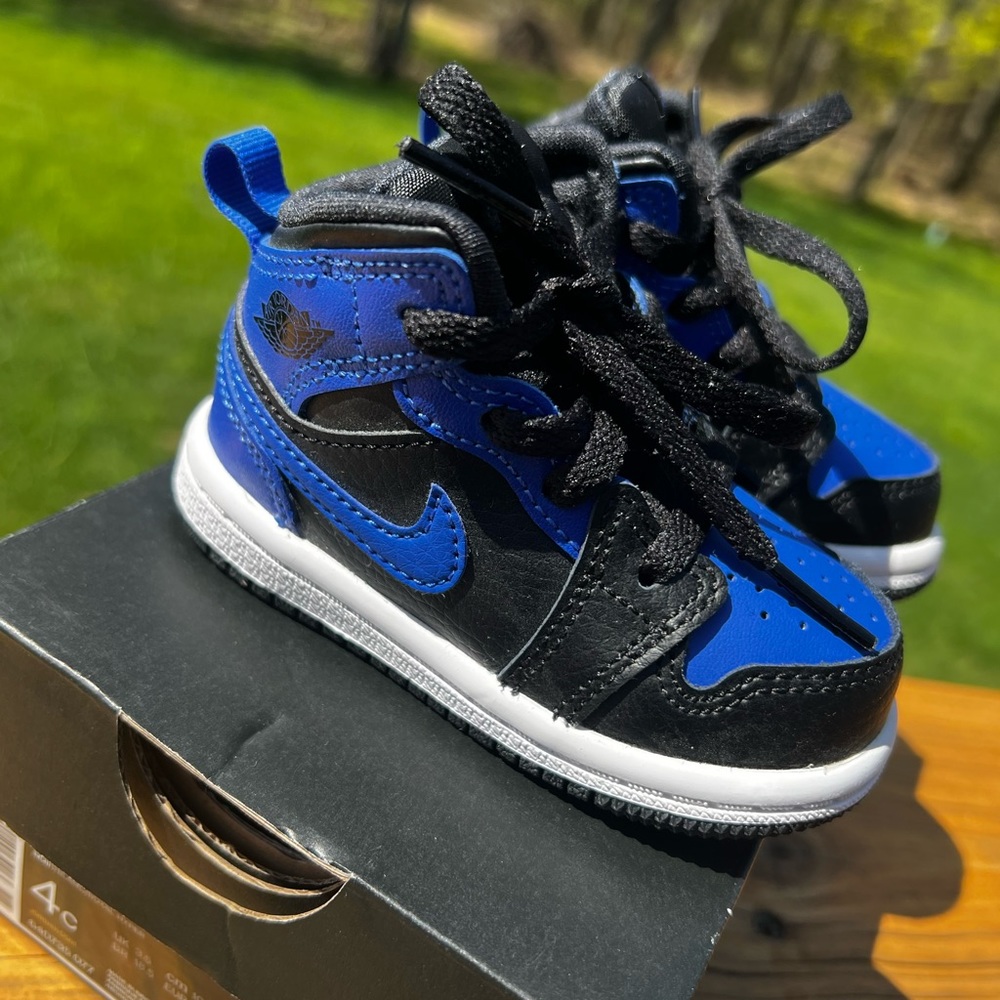 Jordan 1 MID size 4c hyper royal
